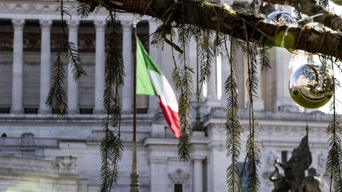 Η Ρώμη ζητά αποζημίωση για το χριστουγεννιάτικο δέντρο που θυμίζει βουρτσάκι τουαλέτας